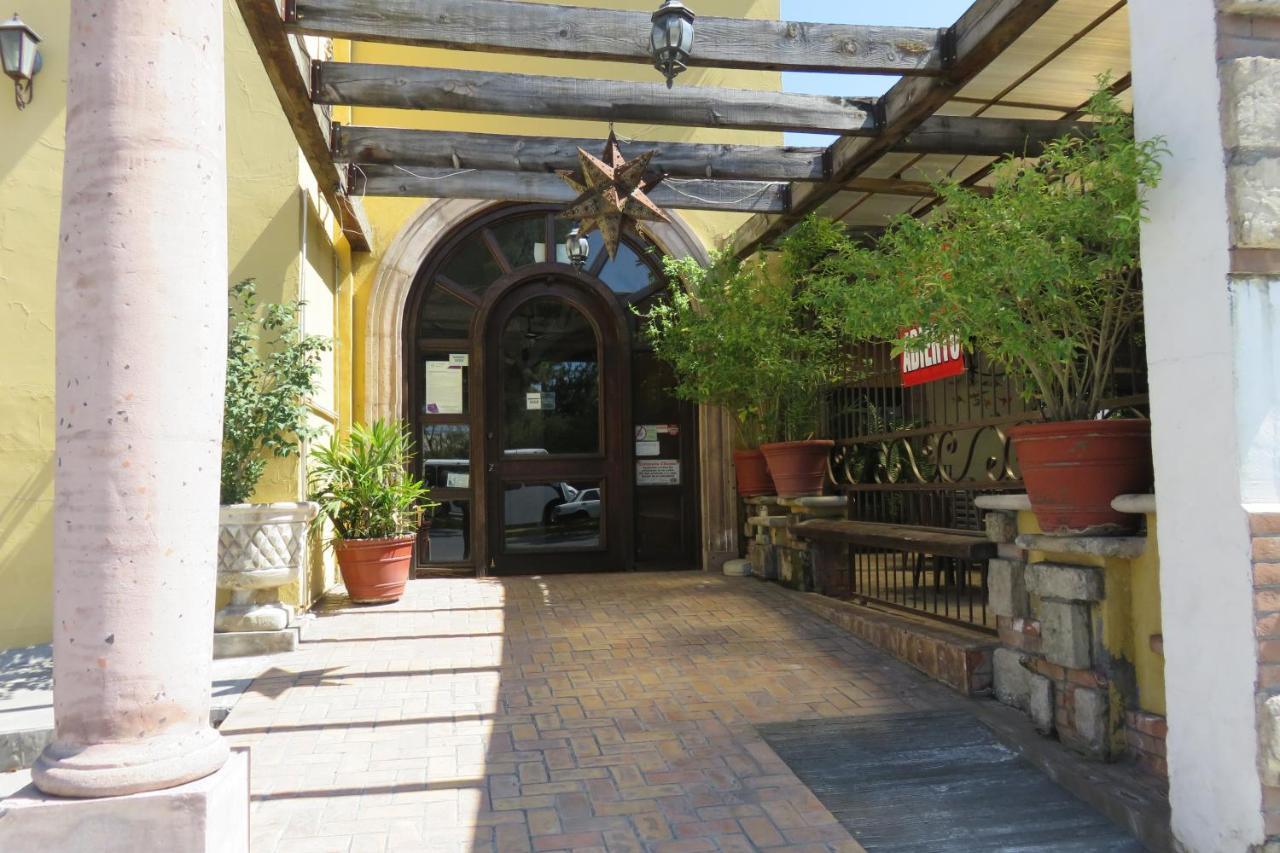 Hotel Huizache Сальтильо Экстерьер фото